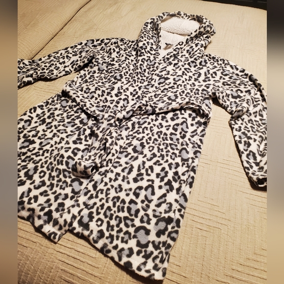 Hooded Robe w/Pockets - Picture 2 of 6